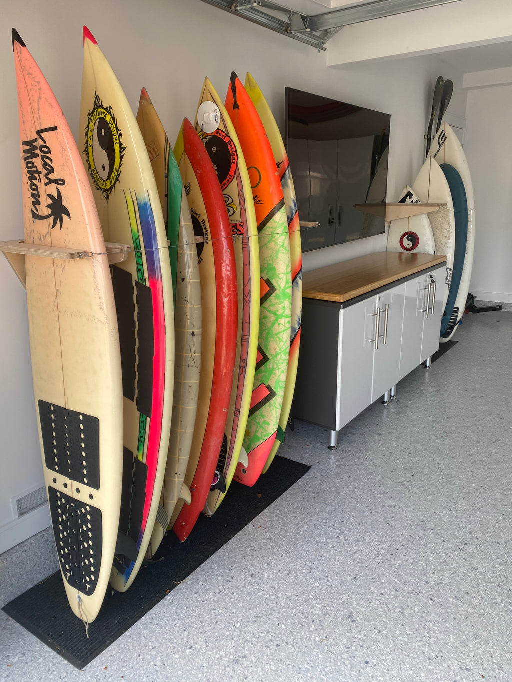 THE FREESTYLE surfboard wall rack