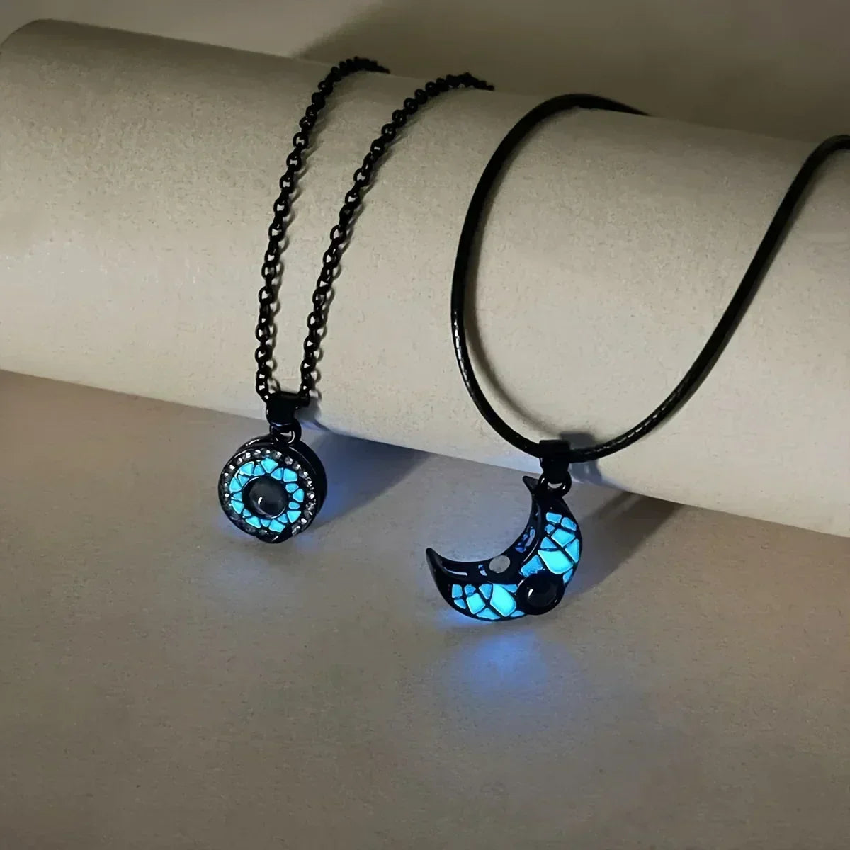 2Pcs Glowing Moon and Sun Projection Couple Necklaces in 100 languages expressing "I love you" - fashionable gift jewelry